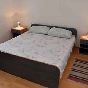 Apartman Car, Vir