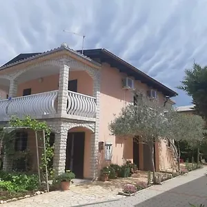 Apartman Katica, Vir